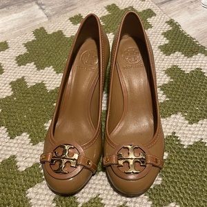 Tori Burch Leather Tan Pumps 2.5 Heel Size 8 1/2